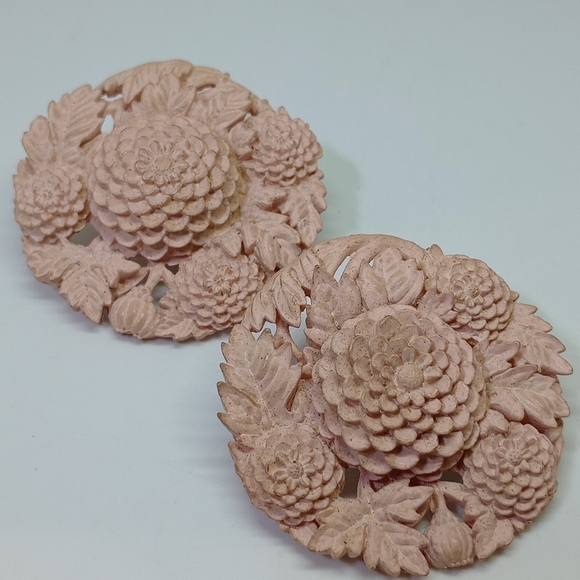 👍 5 for $20 vintage large pink celluloid flower clip on earrings - Picture 1 of 6